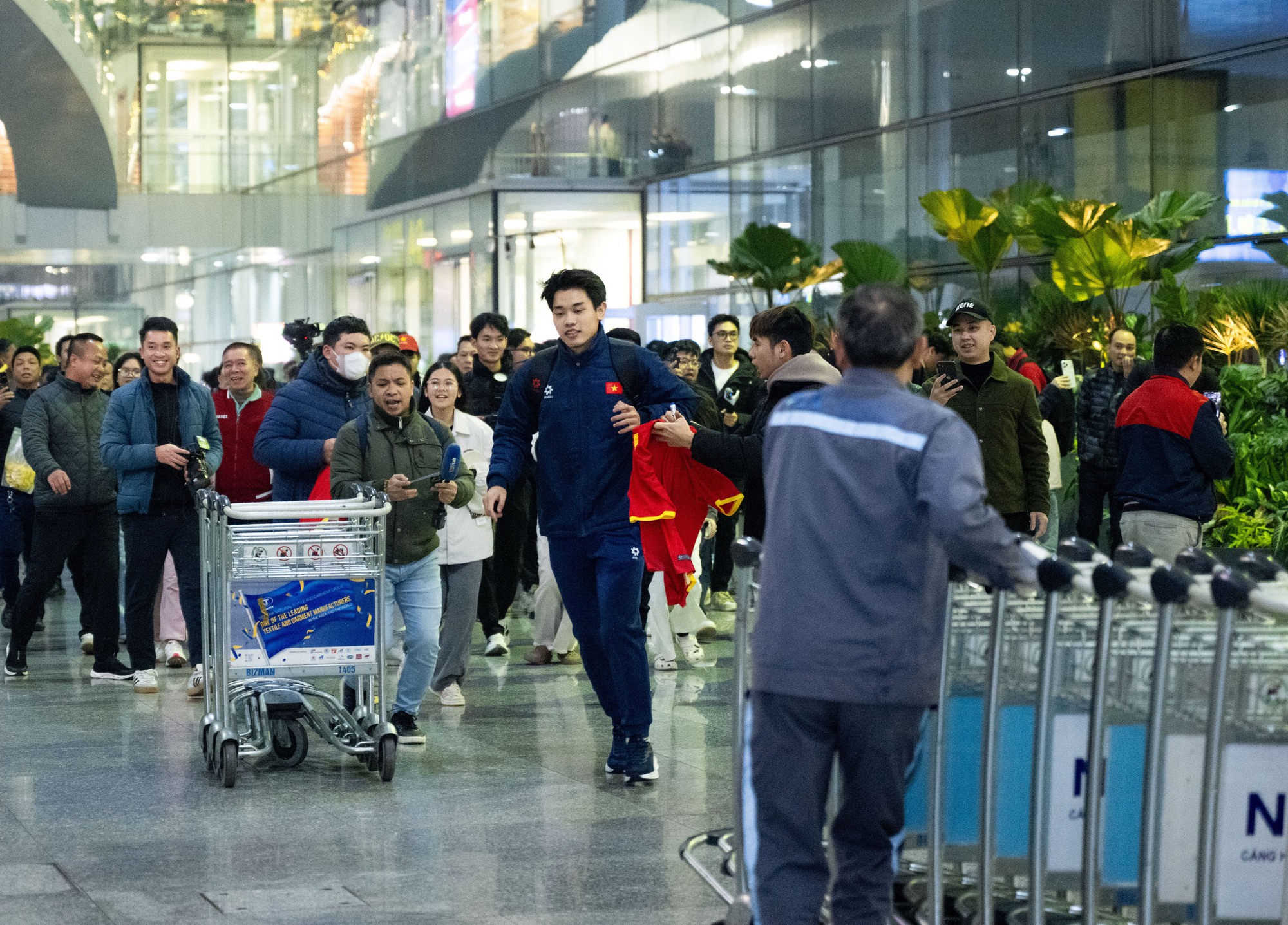 Mang 100 chiếc cam trạm tỷ đến đây để visual này cân tất: Đình Bắc vội chạy ra xe về quê thôi cũng giật 