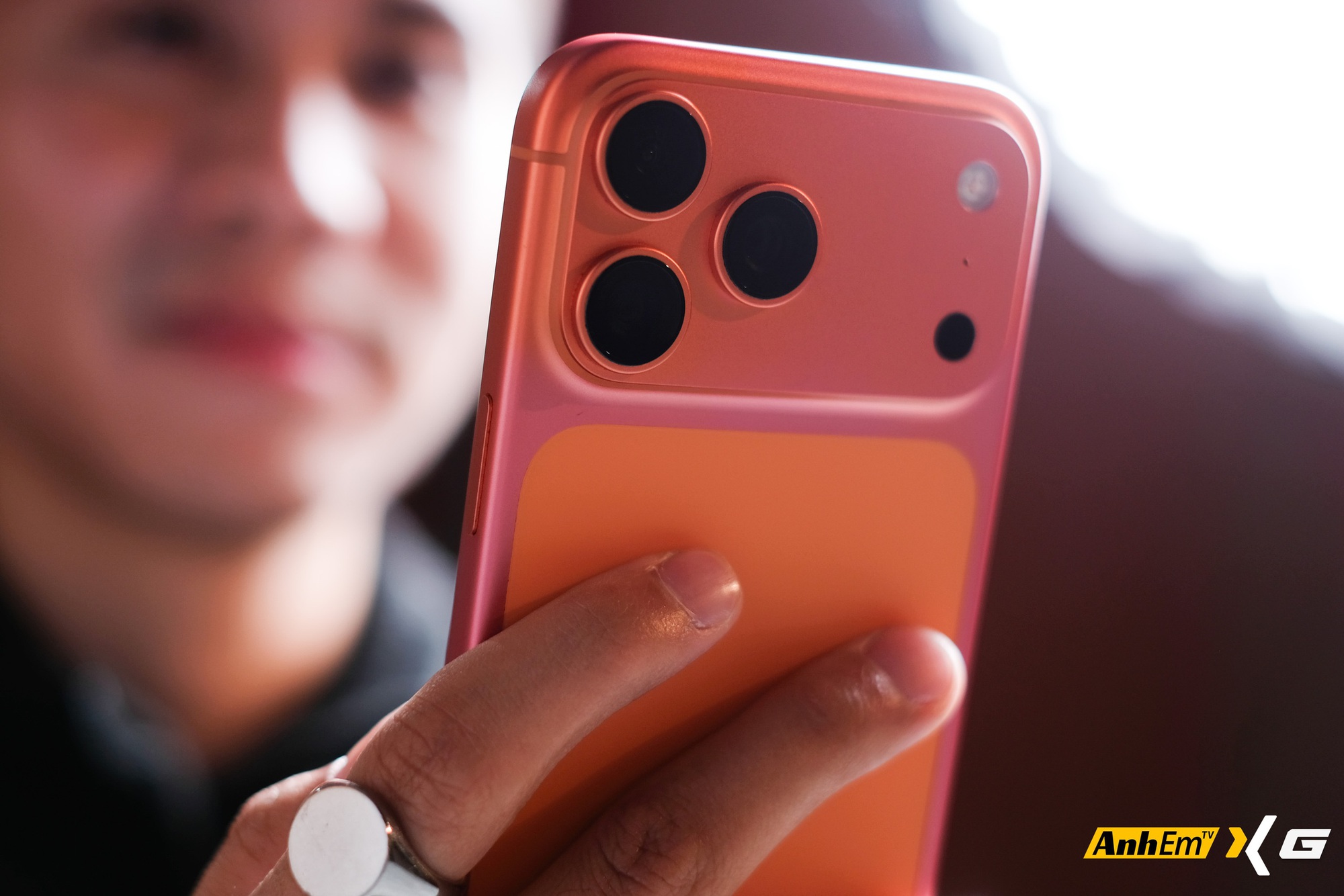 IPhone 17 Pro Max đổi màu cam sang hồng xuất hiện tại Việt Nam , sự thật bất ngờ - Ảnh 4.