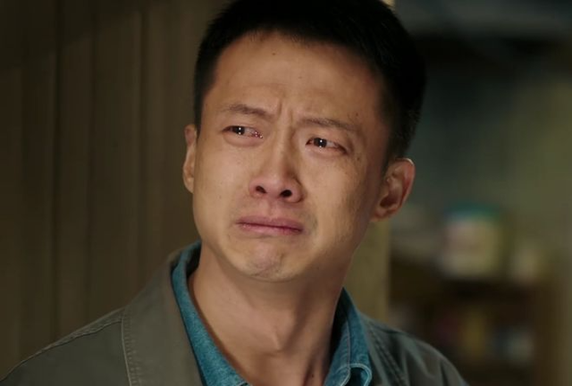 8 năm cày cuốc gửi hơn 2 tỷ về báo hiếu, chàng trai chết đứng khi nhà bố mẹ vẫn dột nát: Camera ngân hàng tiết lộ sự thật không ngờ- Ảnh 2.