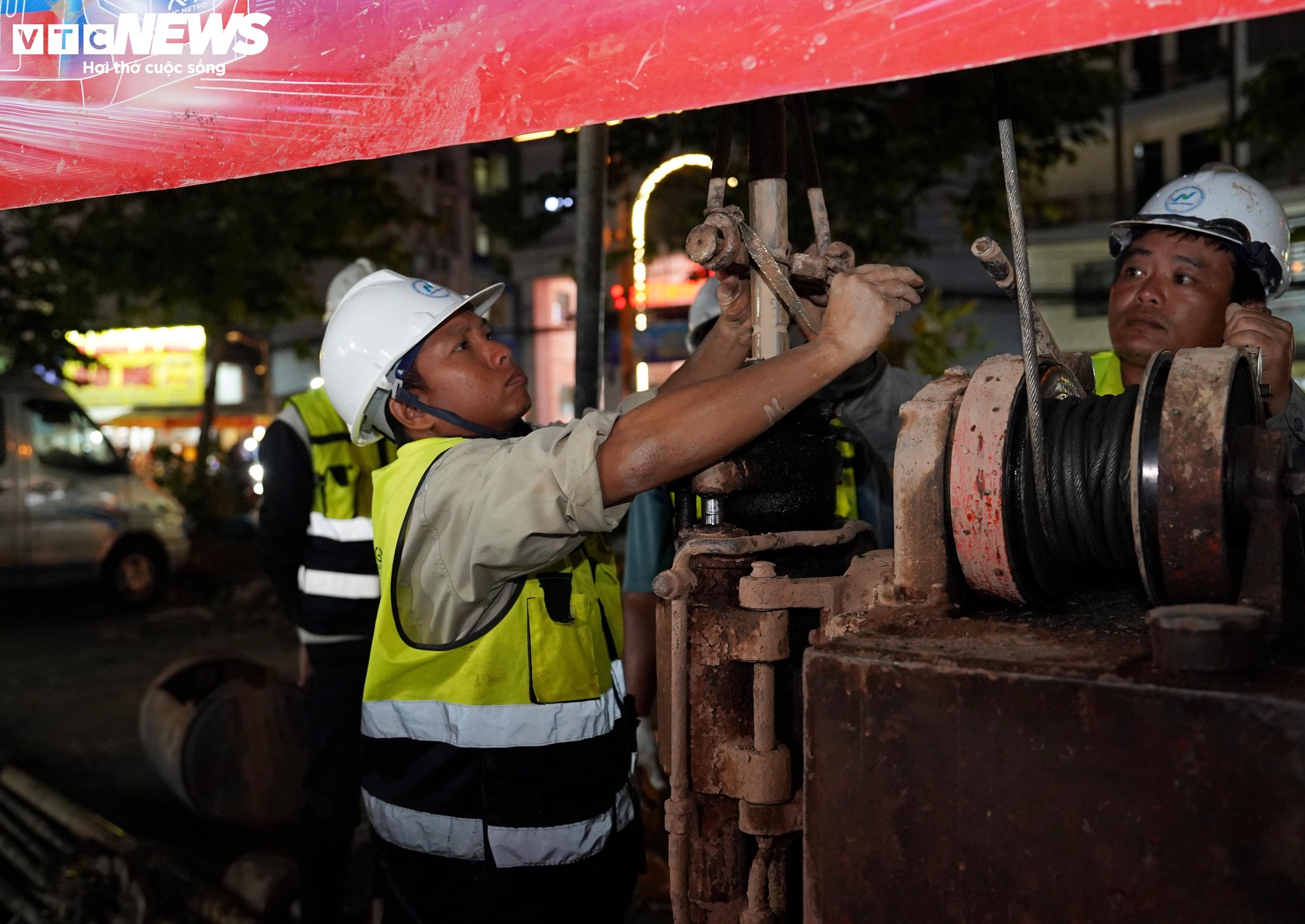 Xuyên đêm khoan khảo sát địa chất tuyến Metro số 2 TP . HCM hướng đến vận hành 2030 - Ảnh 3.