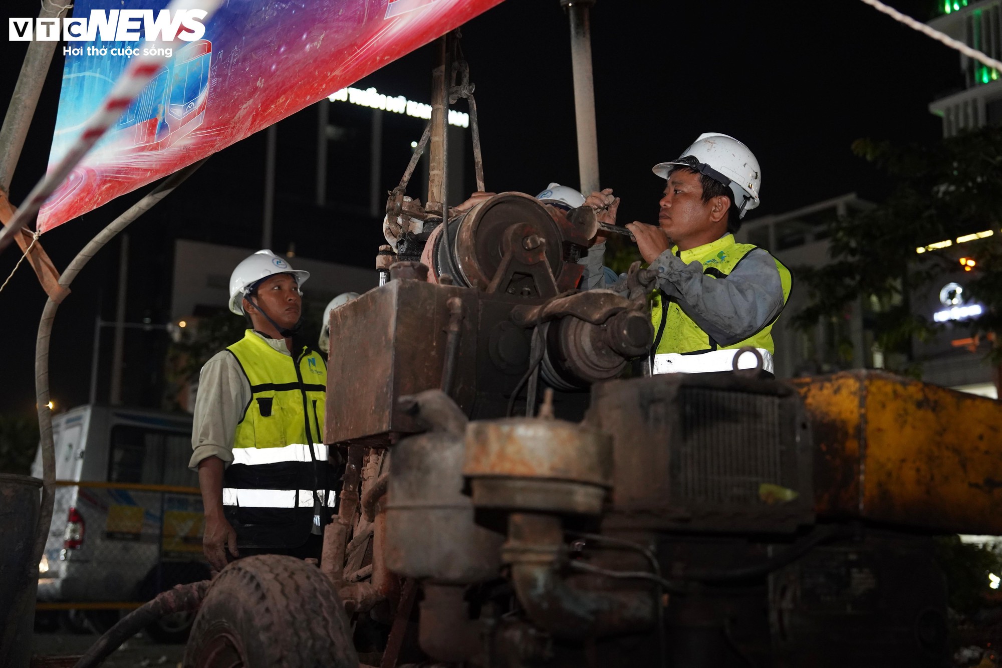 Xuyên đêm khoan khảo sát địa chất tuyến Metro số 2 TP . HCM hướng đến vận hành 2030 - Ảnh 4.