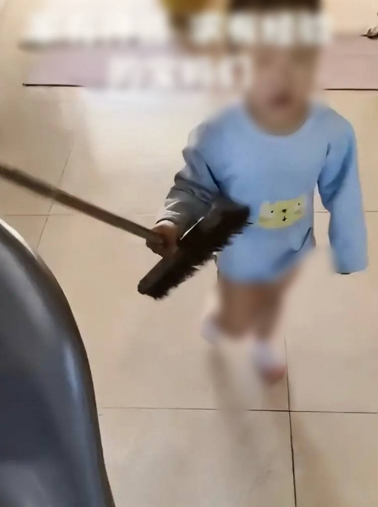 Không ngờ một đứa trẻ 2 tuổi lại làm điều này với mẹ mình!- Ảnh 2.