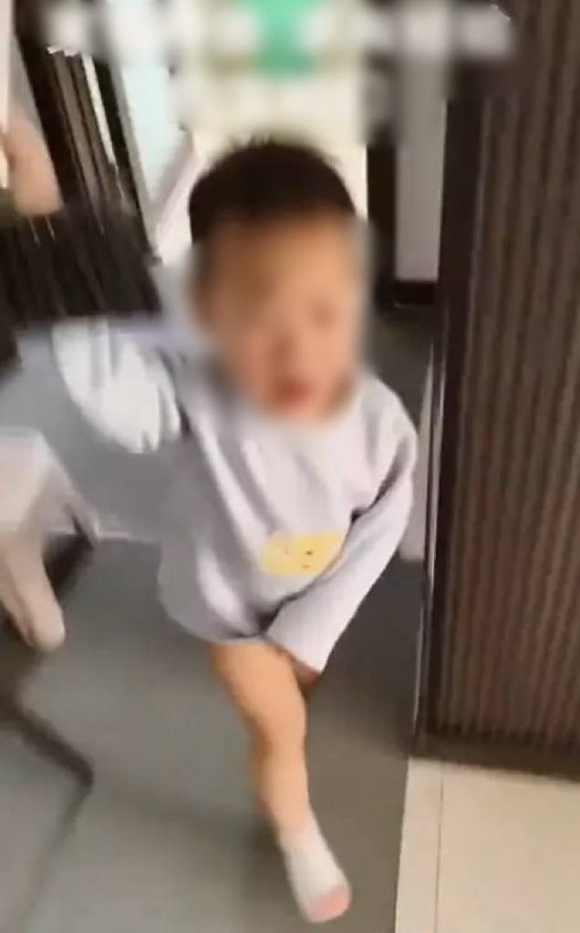 Không ngờ một đứa trẻ 2 tuổi lại làm điều này với mẹ mình!- Ảnh 1.