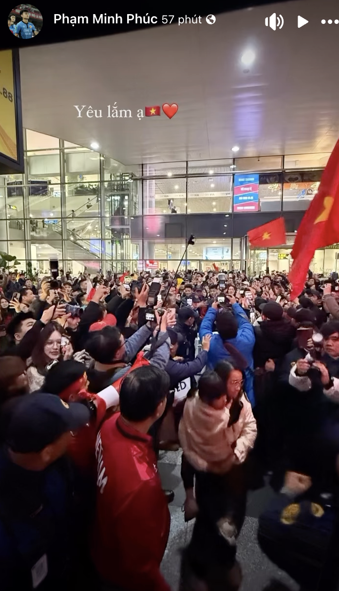 Bố Minh Phúc động viên bố Hiểu Minh đang xót con chấn thương: Nỗi lòng người cha có con khoác áo U23 Việt Nam- Ảnh 2. Bố Minh Phúc động viên bố Hiểu Minh đang xót con chấn thương: Nỗi lòng người cha có con khoác áo U23 Việt Nam- Ảnh 2.