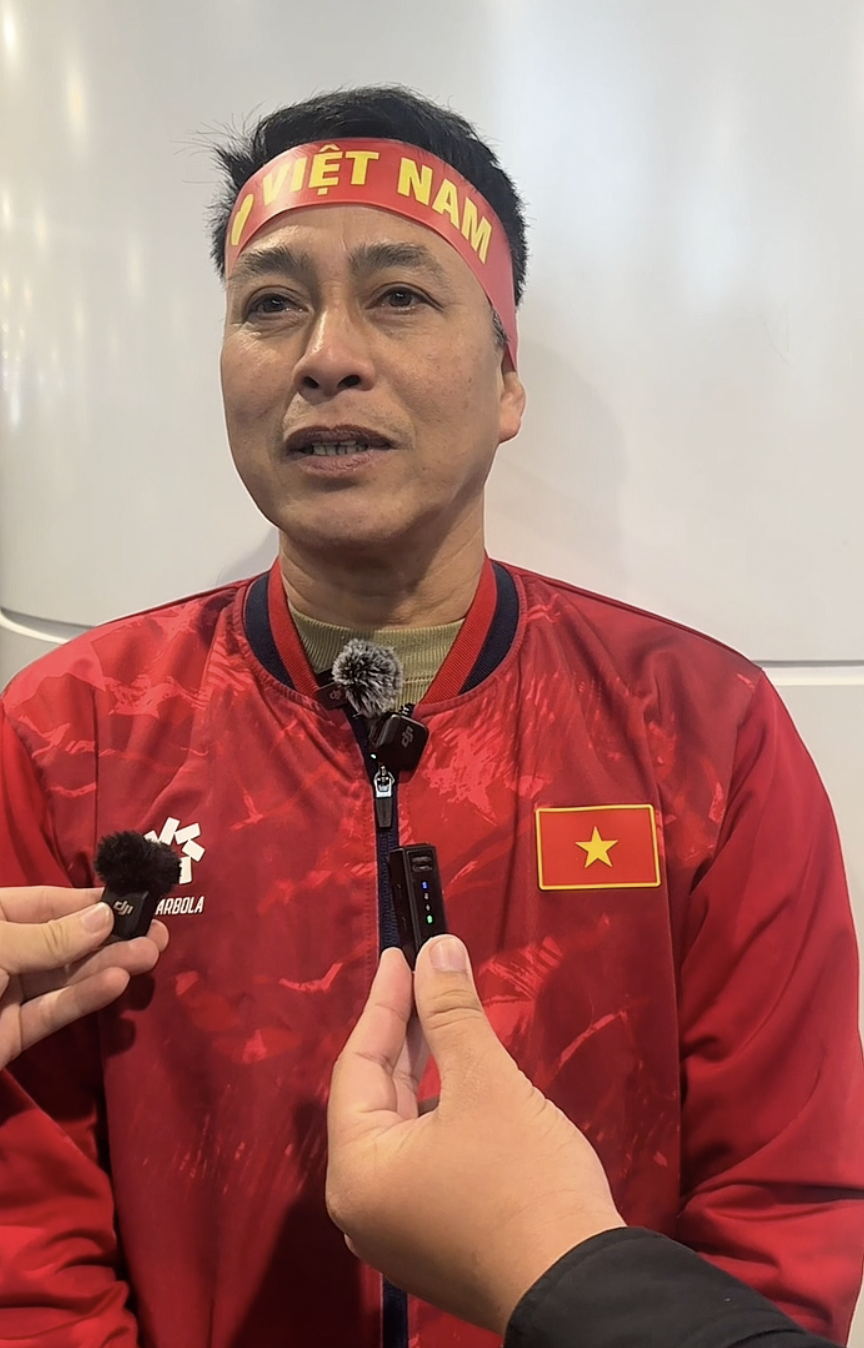 Bố Minh Phúc động viên bố Hiểu Minh đang xót con chấn thương: Nỗi lòng người cha có con khoác áo U23 Việt Nam- Ảnh 1. Bố Minh Phúc động viên bố Hiểu Minh đang xót con chấn thương: Nỗi lòng người cha có con khoác áo U23 Việt Nam- Ảnh 1.