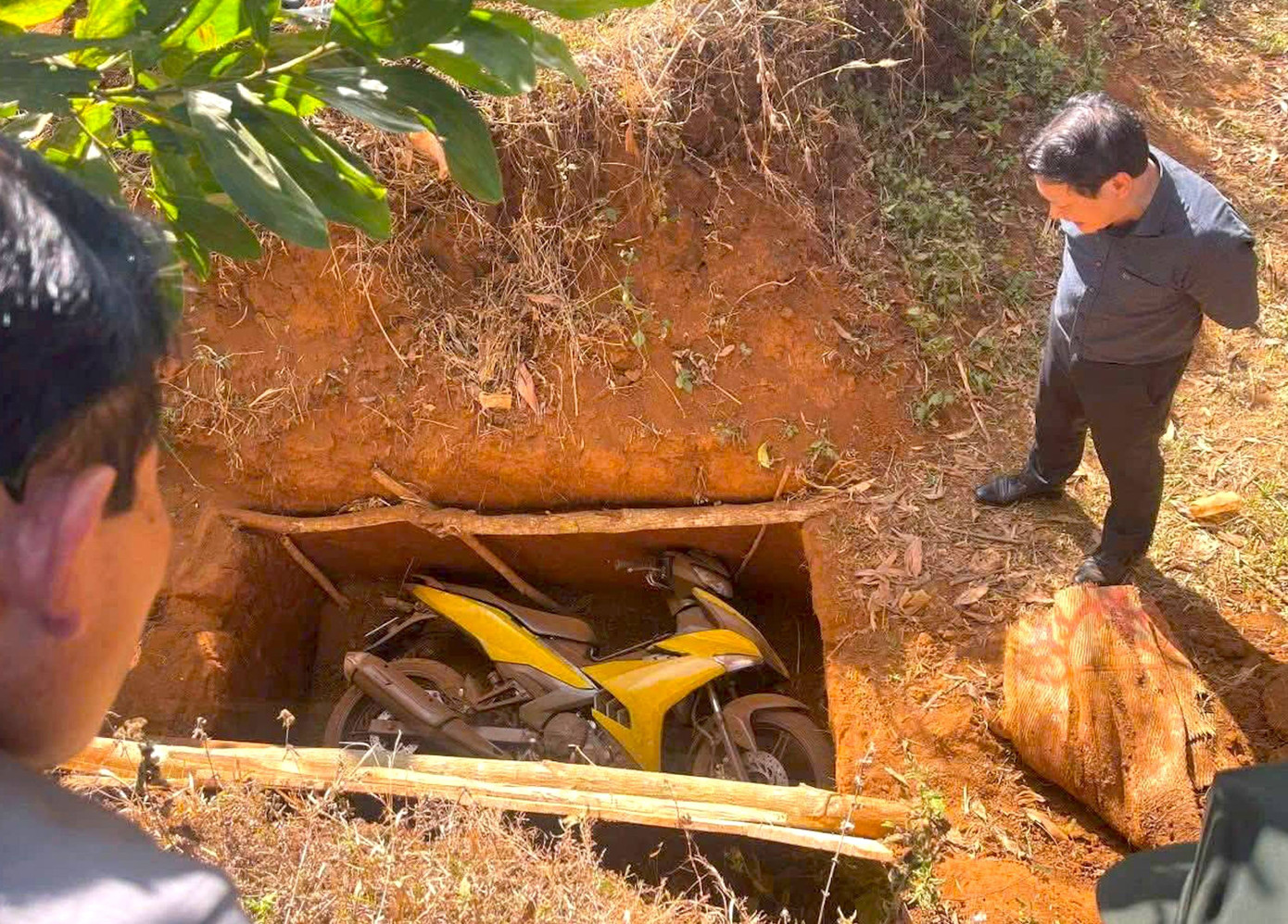 Truy t&igrave;m nghi phạm cướp ng&acirc;n h&agrave;ng Gia Lai: Cảnh s&aacute;t phong tỏa hiện trường - Ảnh 11.