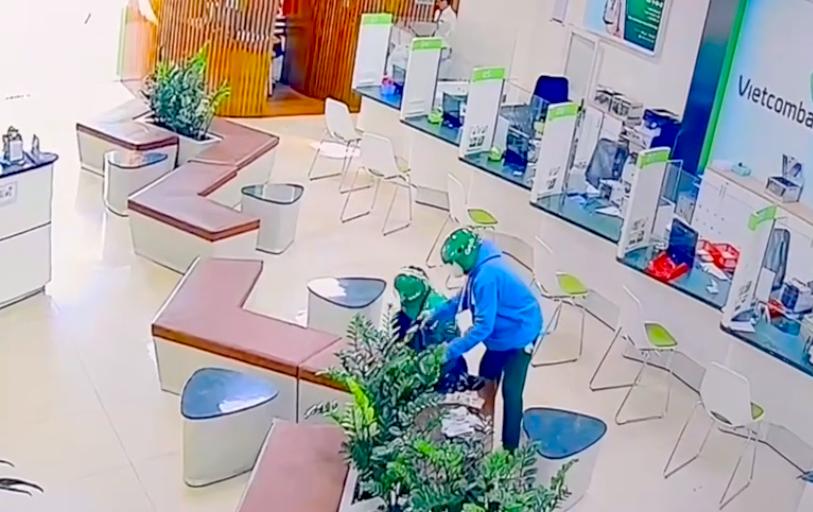 Truy t&igrave;m nghi phạm cướp ng&acirc;n h&agrave;ng Gia Lai: Cảnh s&aacute;t phong tỏa hiện trường - Ảnh 13.