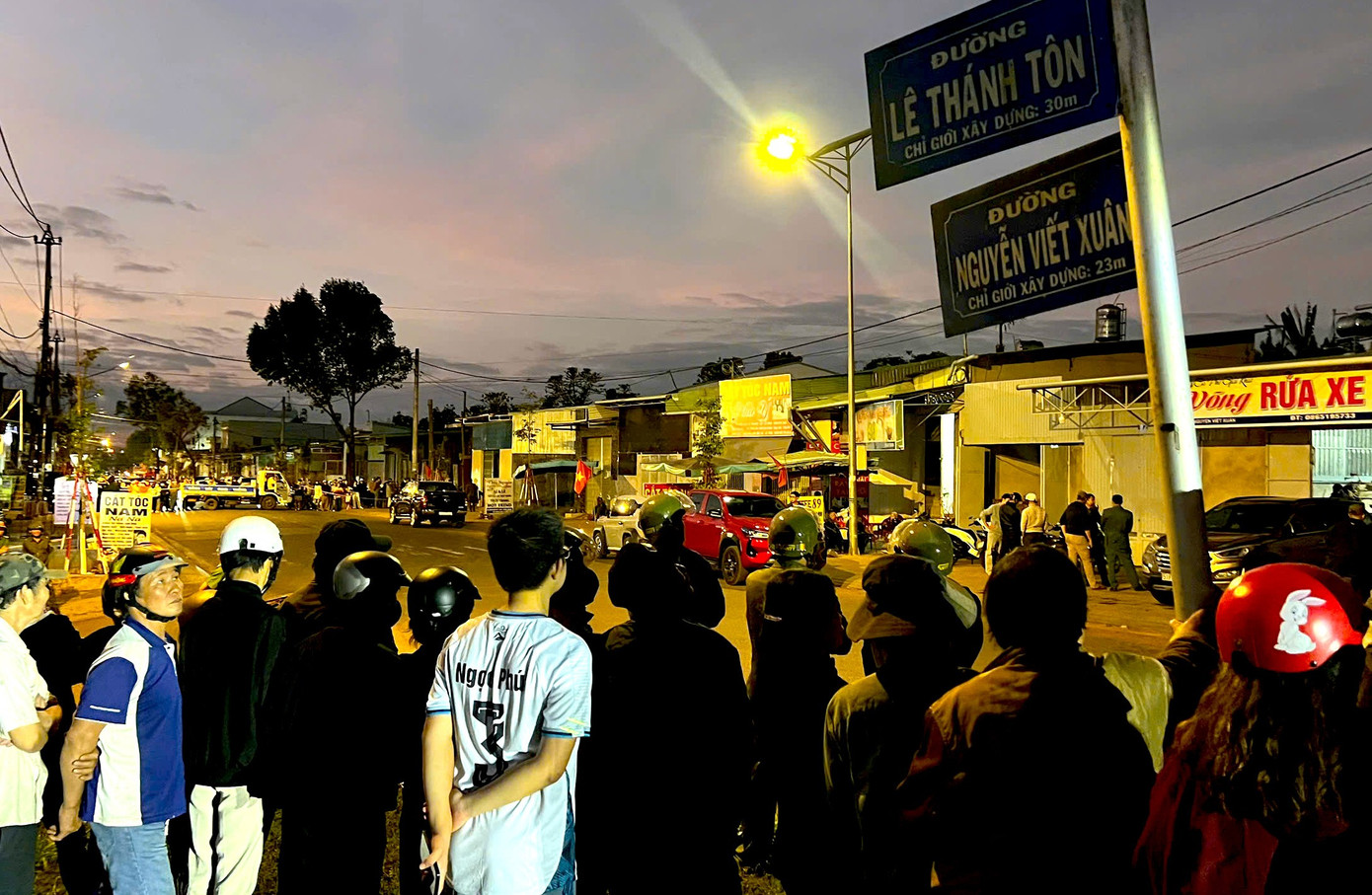 Truy t&igrave;m nghi phạm cướp ng&acirc;n h&agrave;ng Gia Lai: Cảnh s&aacute;t phong tỏa hiện trường - Ảnh 9.