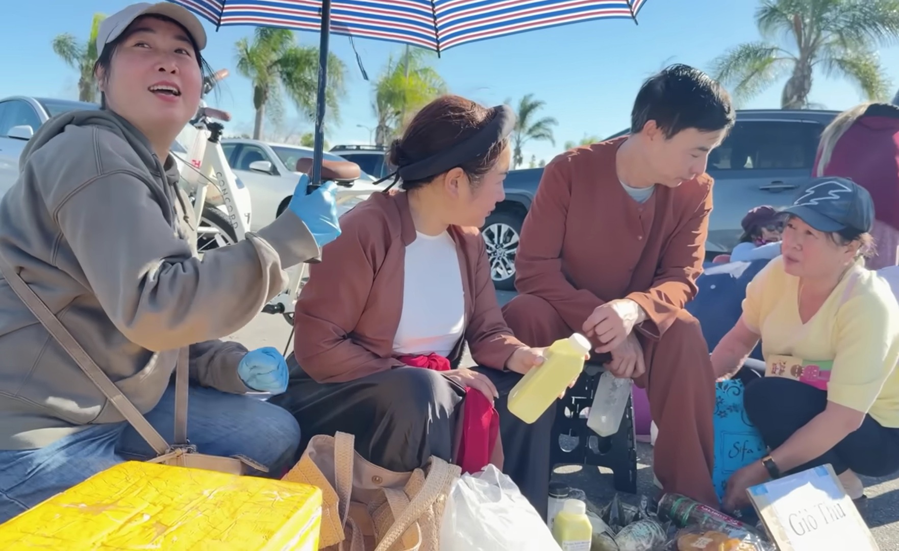 Bố ruột bé Xuân Mai bán bánh chưng lề đường ở Mỹ- Ảnh 2.