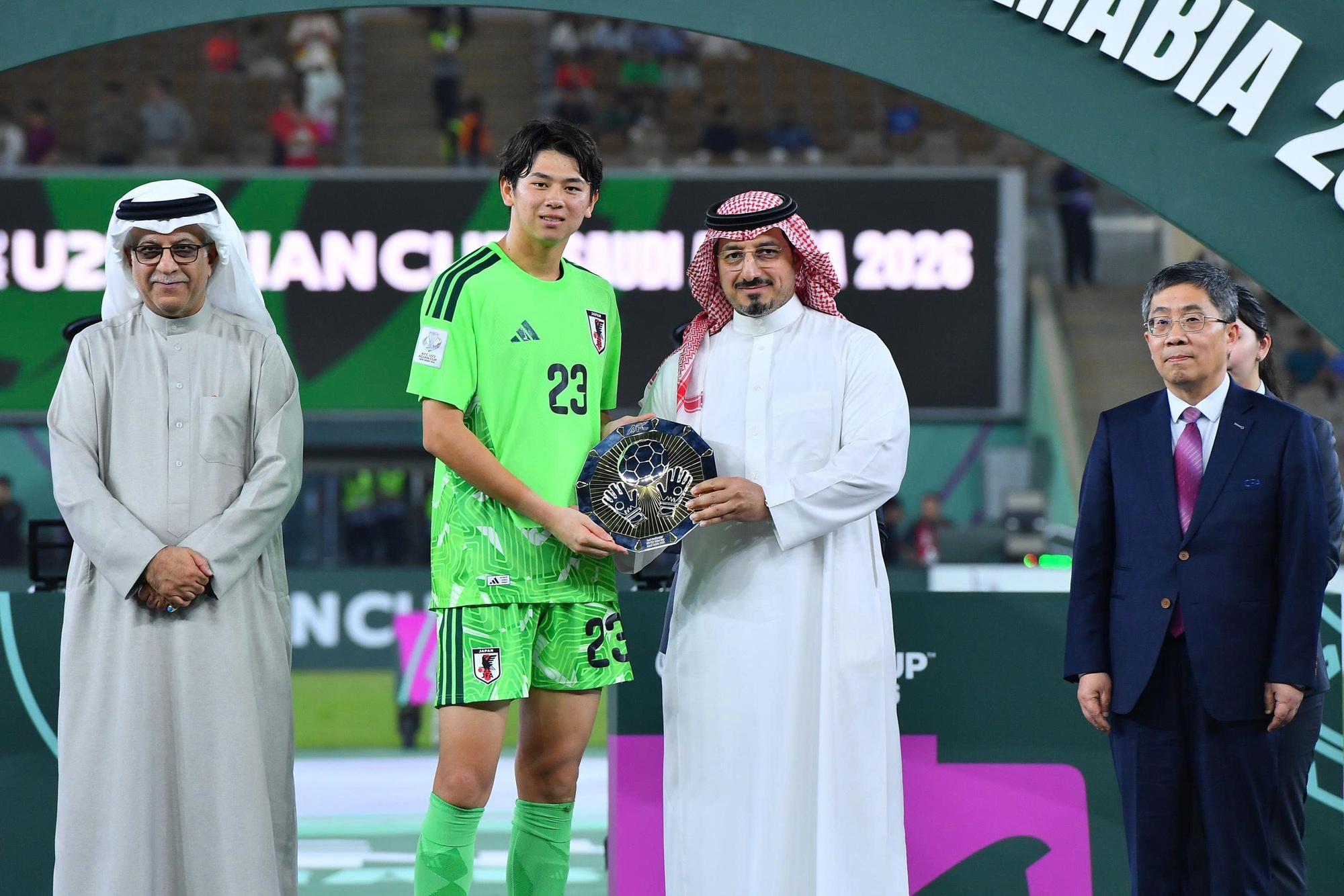 Li Hao hụt &ldquo;Găng tay v&agrave;ng&rdquo;, b&aacute;o Trung Quốc &ldquo;kh&ocirc;ng phục&rdquo; AFC - Ảnh 2.