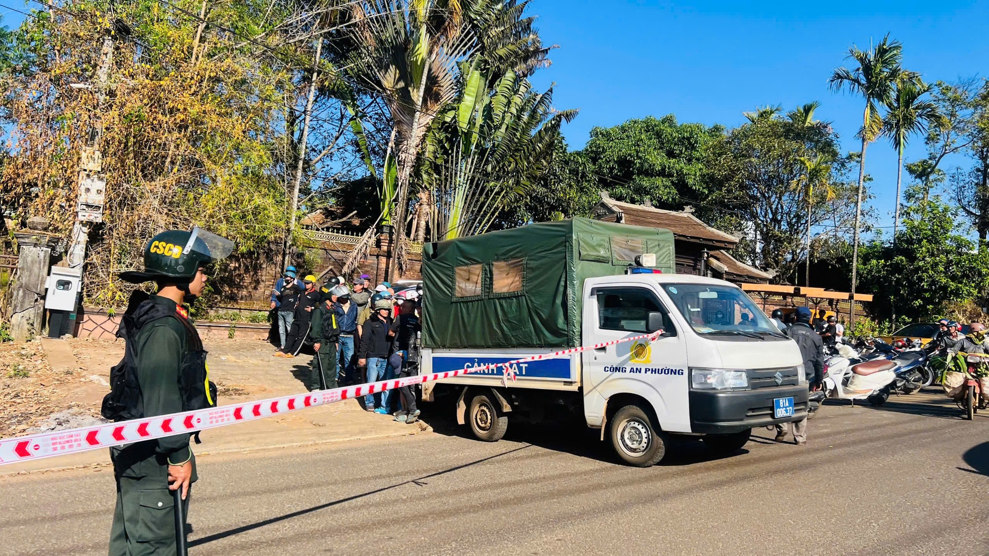 Truy t&igrave;m nghi phạm cướp ng&acirc;n h&agrave;ng ở Gia Lai với xe m&aacute;y bị ch&ocirc;n - Ảnh 1.