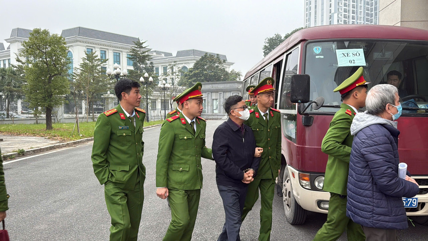 Cảnh sát dẫn giải cựu lãnh đạo VICEM đến tòa xét xử vụ án tham nhũng - Ảnh 7.