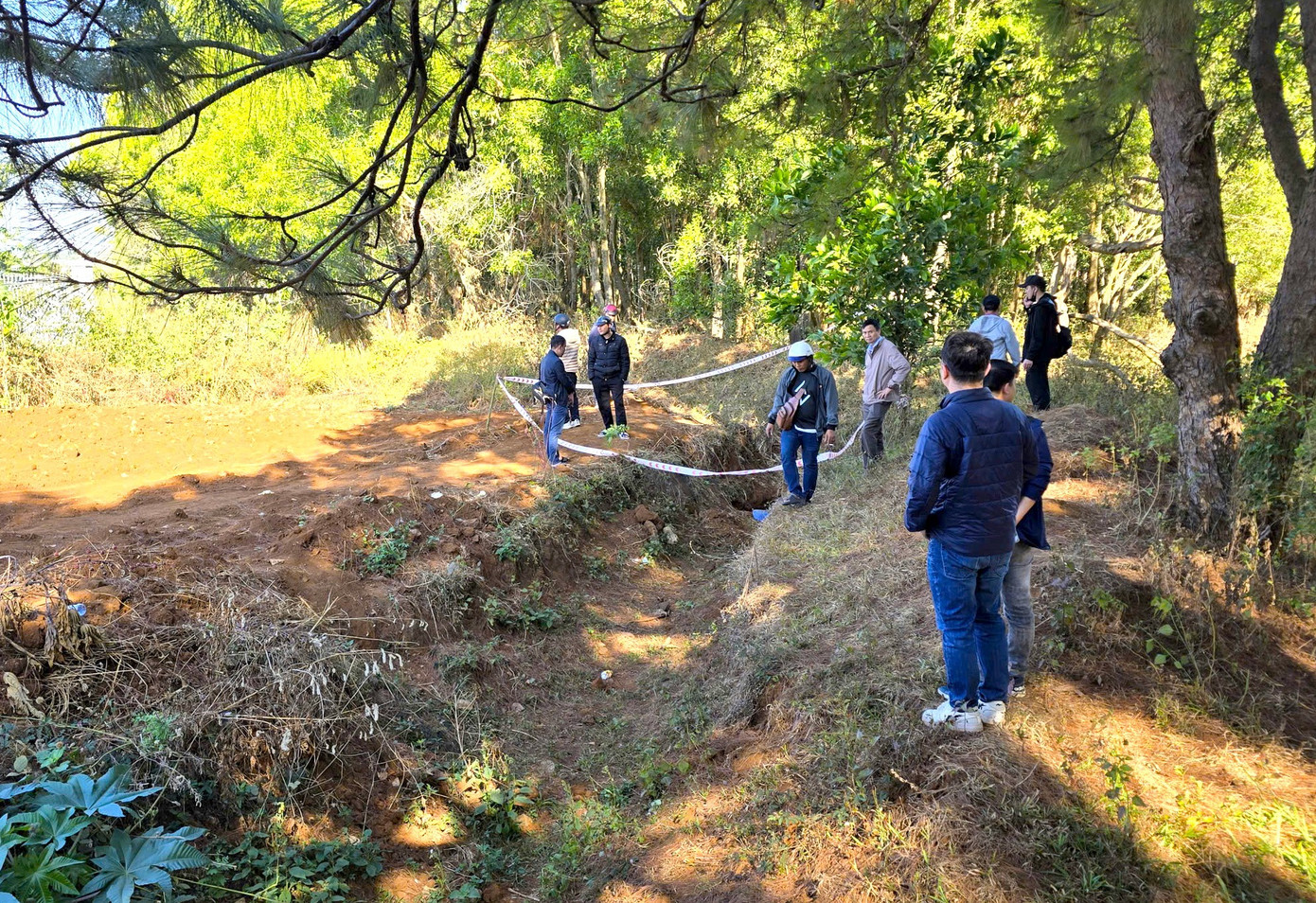 Vụ cướp ng&acirc;n h&agrave;ng Gia Lai: Ph&aacute;t hiện dấu vết đốt quần &aacute;o v&agrave; trang bị phi tang - Ảnh 1.