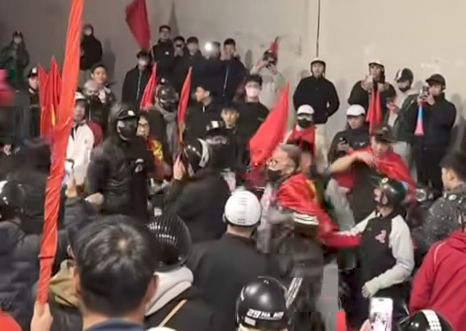 C&ocirc;ng an H&agrave; Nội x&aacute;c minh vụ thanh ni&ecirc;n g&acirc;y rối ở hầm chui Kim Li&ecirc;n - Ảnh 1.