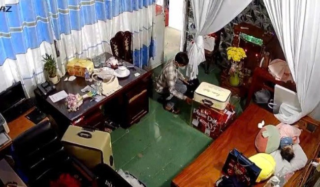 CLIP: Nam thanh niên lẻn vào tiệc cưới ăn cắp tiền mừng rồi mua vàng và Iphone tặng bạn gái - Ảnh 1.