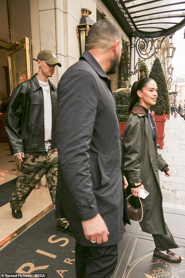 Hai con trai Beckham khoe tình anh em khăng khít sau khi bị anh cả Brooklyn "tố" hợp lực "tấn công" mình trên MXH - Ảnh 2. Hai con trai Beckham khoe tình anh em khăng khít sau khi bị anh cả Brooklyn "tố" hợp lực "tấn công" mình trên MXH - Ảnh 2.