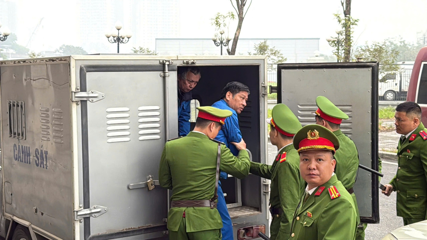 Cảnh sát dẫn giải cựu lãnh đạo VICEM đến tòa xét xử vụ án tham nhũng - Ảnh 8.