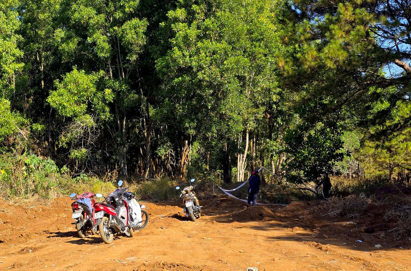 Vụ cướp ng&acirc;n h&agrave;ng Gia Lai: Ph&aacute;t hiện dấu vết đốt quần &aacute;o v&agrave; trang bị phi tang - Ảnh 2.