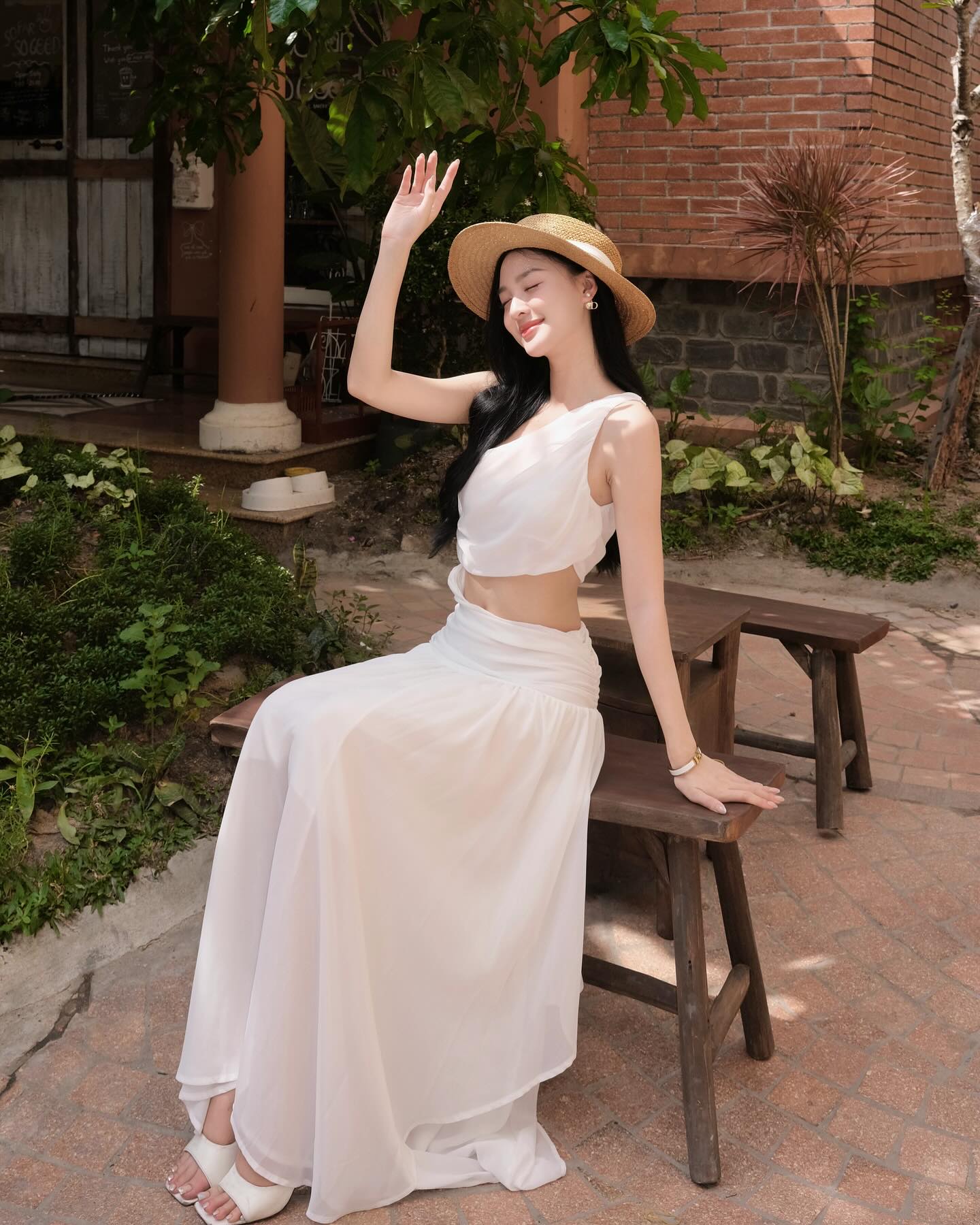 Á hậu Cẩm Ly phản hồi tin đeo nhẫn đôi với Đình Bắc- Ảnh 10.