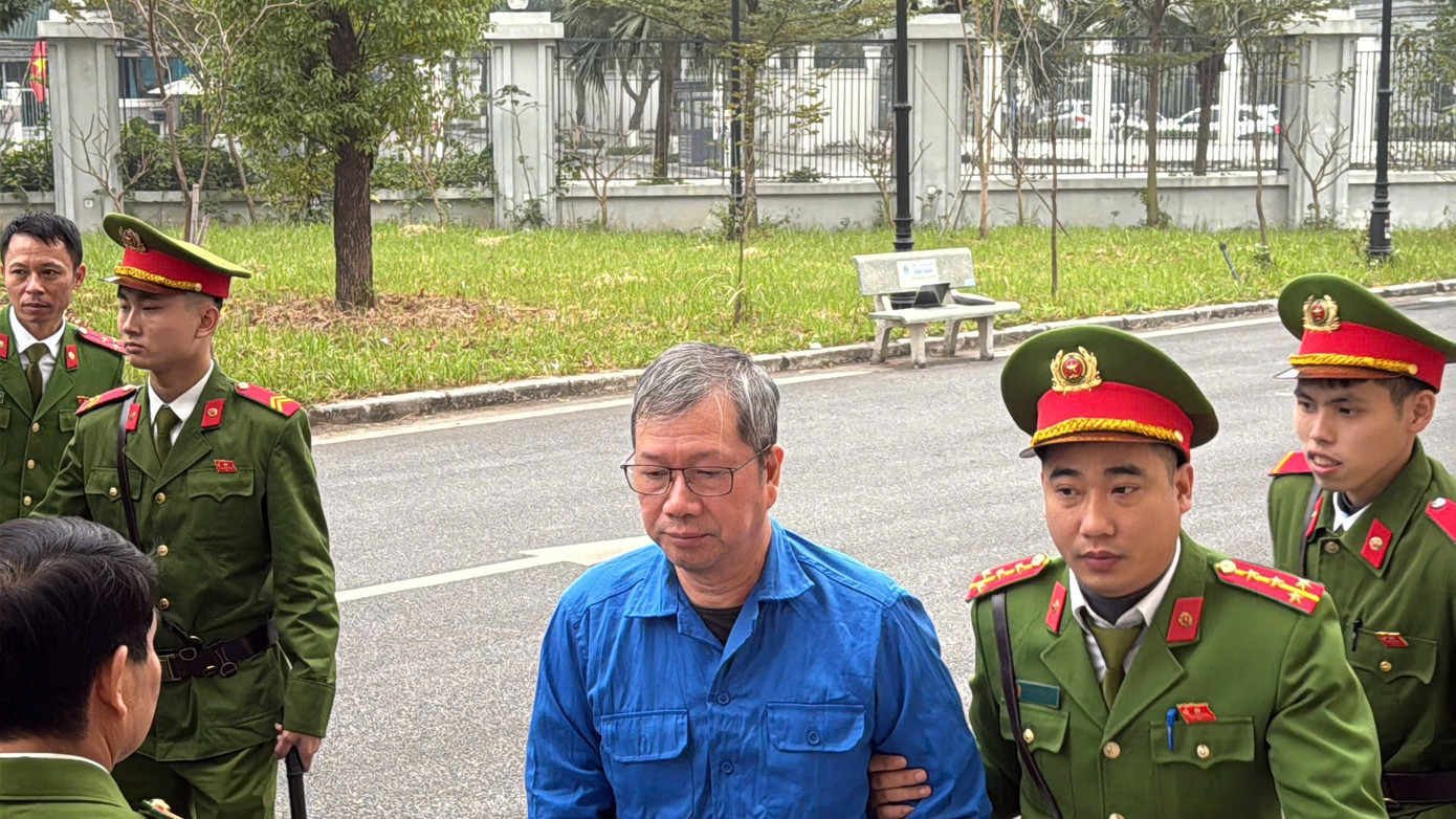 Cảnh sát dẫn giải cựu lãnh đạo VICEM đến tòa xét xử vụ án tham nhũng - Ảnh 4.
