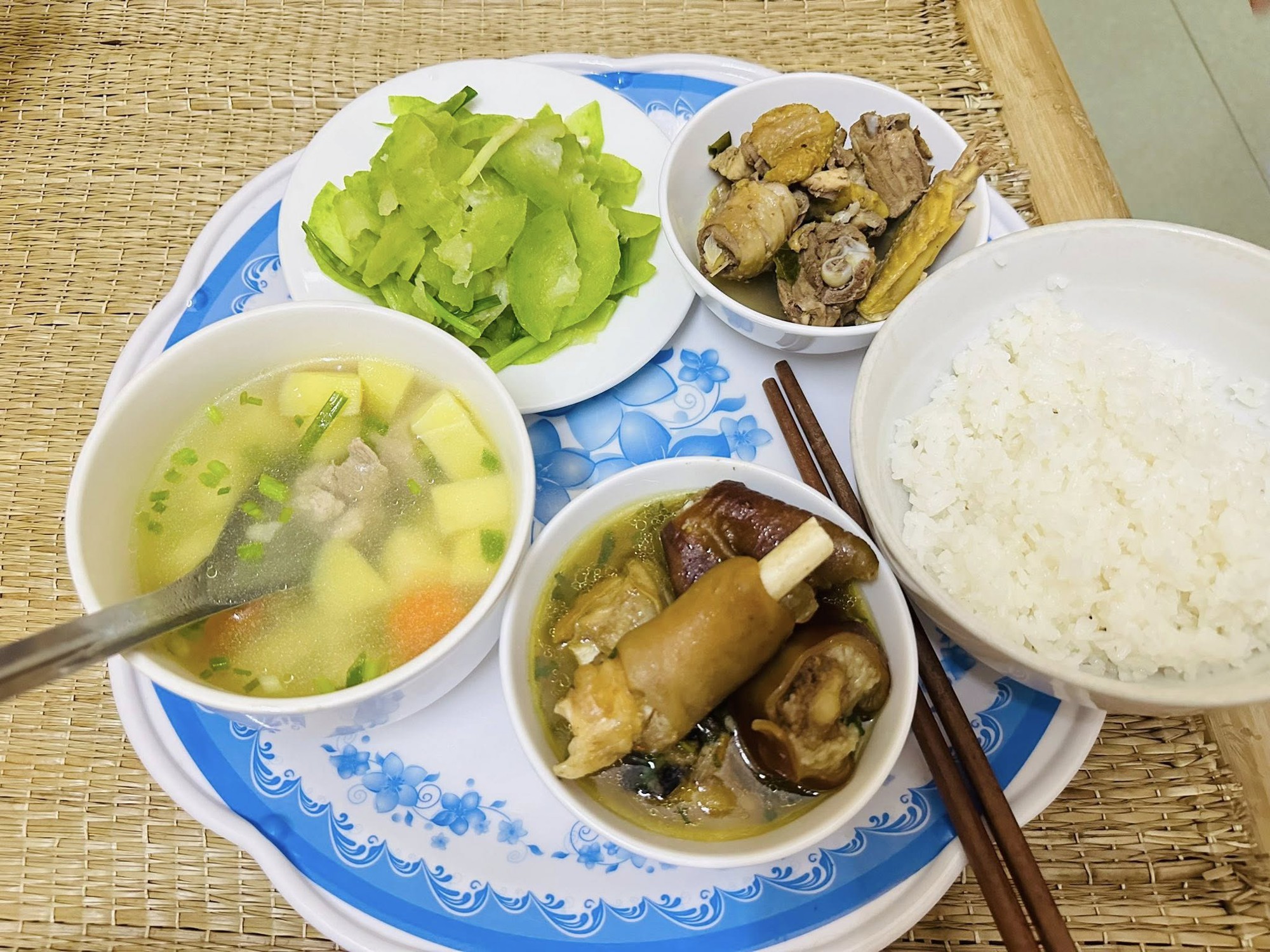 Thực đơn cơm cữ giúp mẹ bỉm hút đều 2 lít sữa mỗi ngày: Những mâm cơm giản dị nhưng "đỉnh cao" dinh dưỡng của mẹ Hà Tĩnh- Ảnh 7.