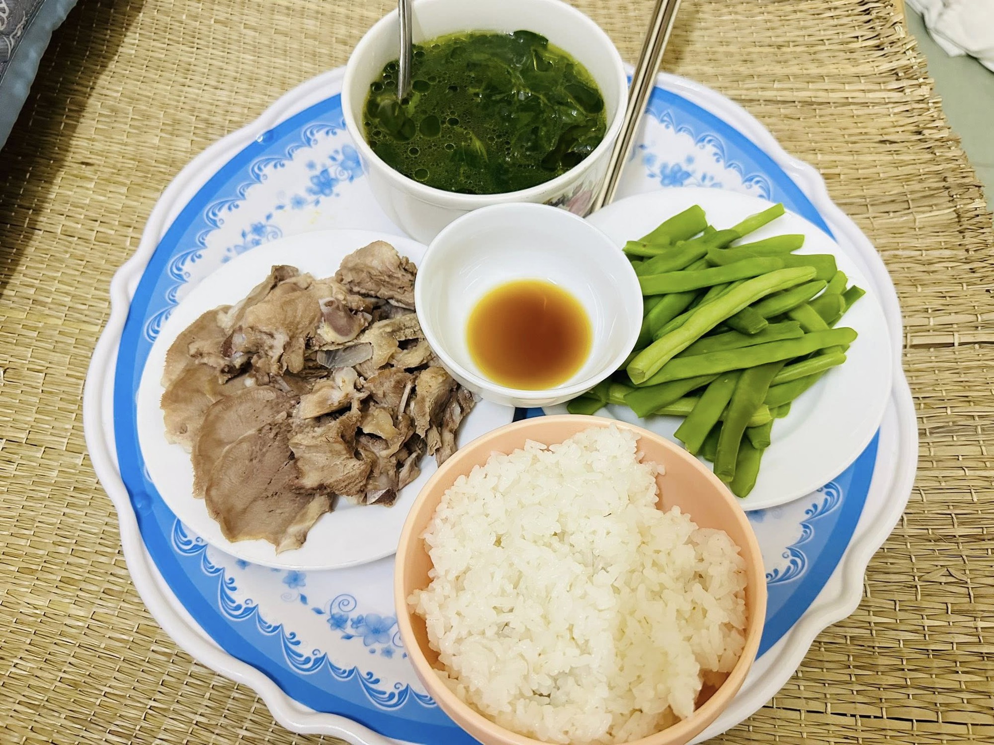 Thực đơn cơm cữ giúp mẹ bỉm hút đều 2 lít sữa mỗi ngày: Những mâm cơm giản dị nhưng "đỉnh cao" dinh dưỡng của mẹ Hà Tĩnh- Ảnh 8.