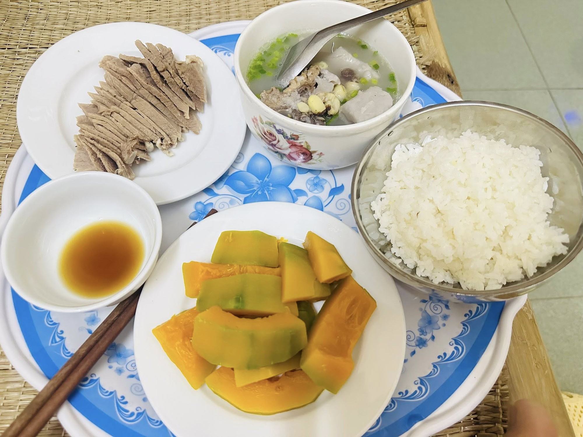 Thực đơn cơm cữ giúp mẹ bỉm hút đều 2 lít sữa mỗi ngày: Những mâm cơm giản dị nhưng "đỉnh cao" dinh dưỡng của mẹ Hà Tĩnh- Ảnh 5.