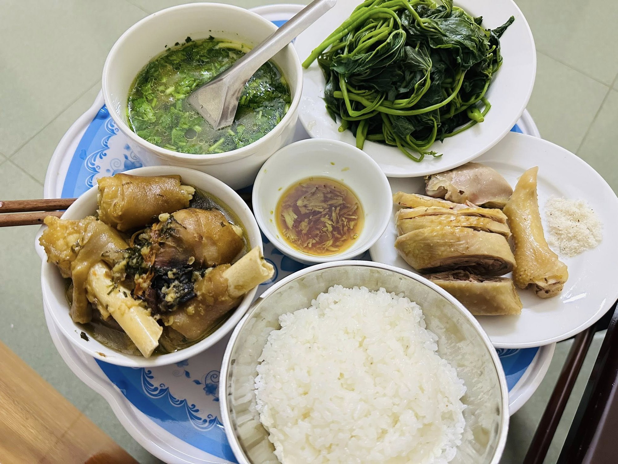 Thực đơn cơm cữ giúp mẹ bỉm hút đều 2 lít sữa mỗi ngày: Những mâm cơm giản dị nhưng "đỉnh cao" dinh dưỡng của mẹ Hà Tĩnh- Ảnh 9.