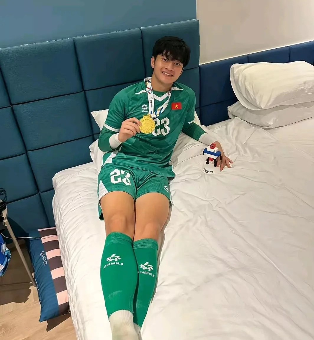 Thời tới: Thủ môn Cao Văn Bình được fan vây kín khi về quê, sạp hoa quả của mẹ đắt hàng nhờ con trai vàng- Ảnh 1.