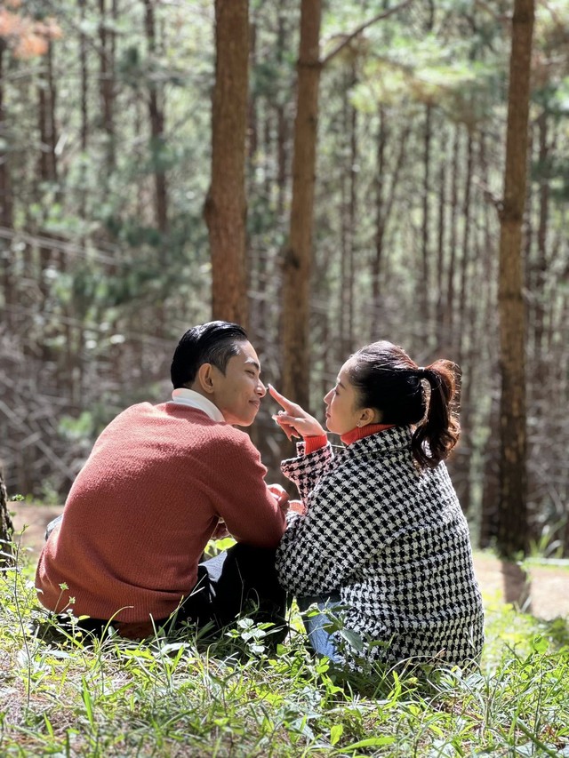 Nam nghệ sĩ nổi tiếng nói về hôn nhân với vợ viện trưởng hơn 11 tuổi: “Yêu là khi mệt vẫn ở lại”- Ảnh 2.