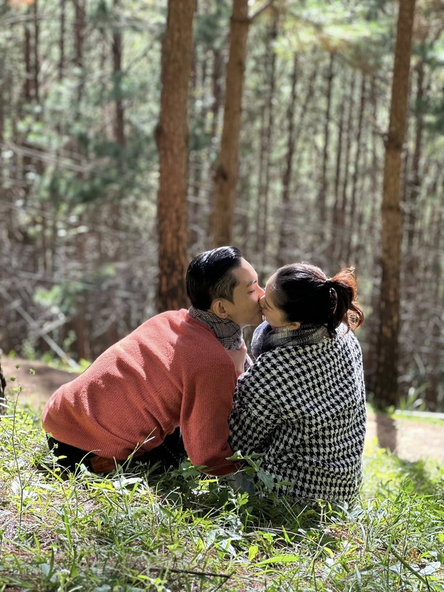 Nam nghệ sĩ nổi tiếng nói về hôn nhân với vợ viện trưởng hơn 11 tuổi: “Yêu là khi mệt vẫn ở lại”- Ảnh 3.