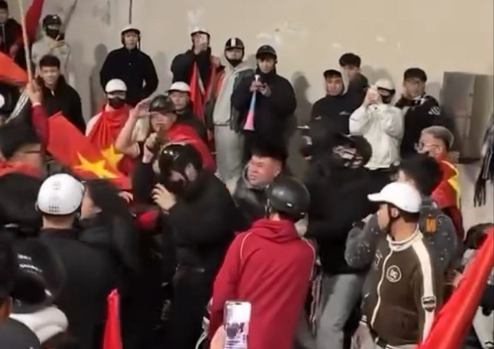 C&ocirc;ng an H&agrave; Nội tạm giữ 5 thanh ni&ecirc;n g&acirc;y rối trật tự c&ocirc;ng cộng tại hầm Kim Li&ecirc;n - Ảnh 2.