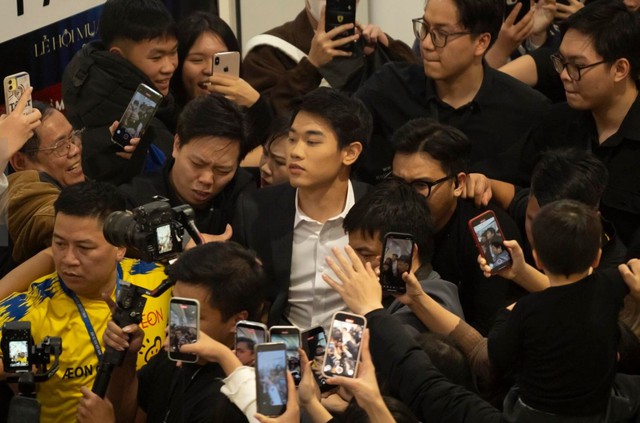 Đình Bắc gây sốt: Fan vây kín như 