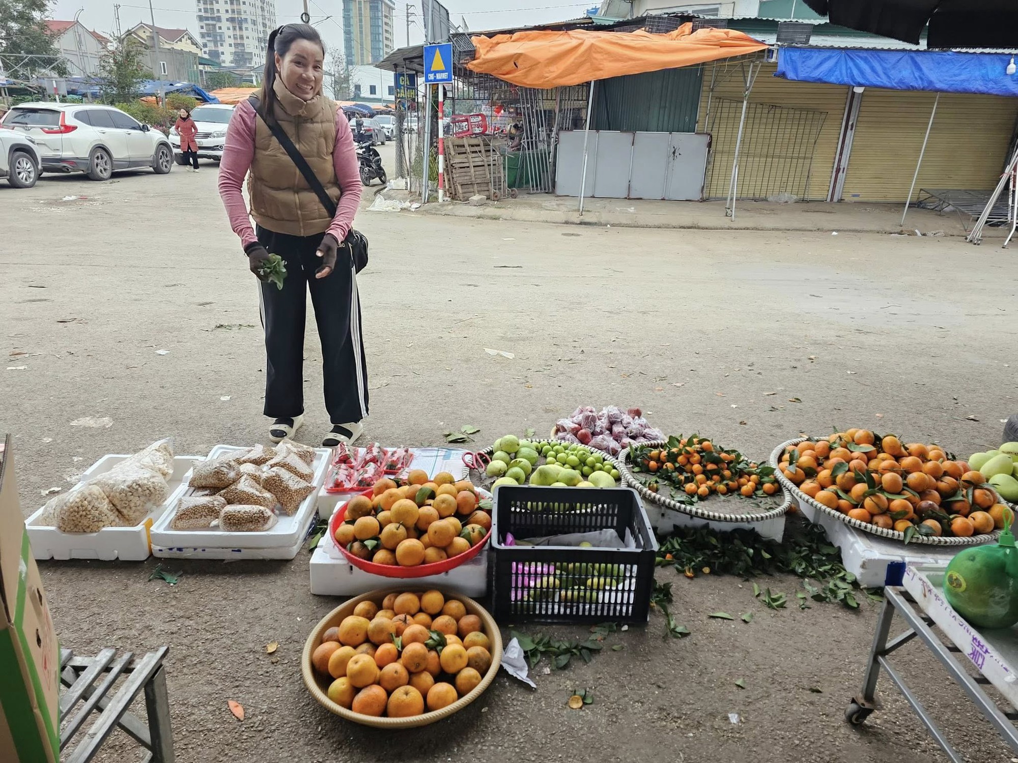 Thời tới: Thủ môn Cao Văn Bình được fan vây kín khi về quê, sạp hoa quả của mẹ đắt hàng nhờ con trai vàng- Ảnh 6.