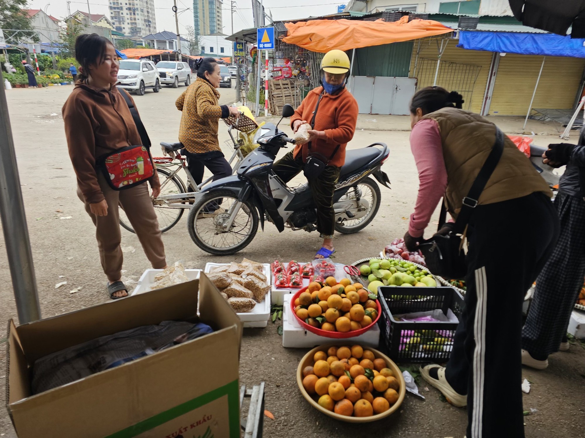 Thời tới: Thủ môn Cao Văn Bình được fan vây kín khi về quê, sạp hoa quả của mẹ đắt hàng nhờ con trai vàng- Ảnh 7.