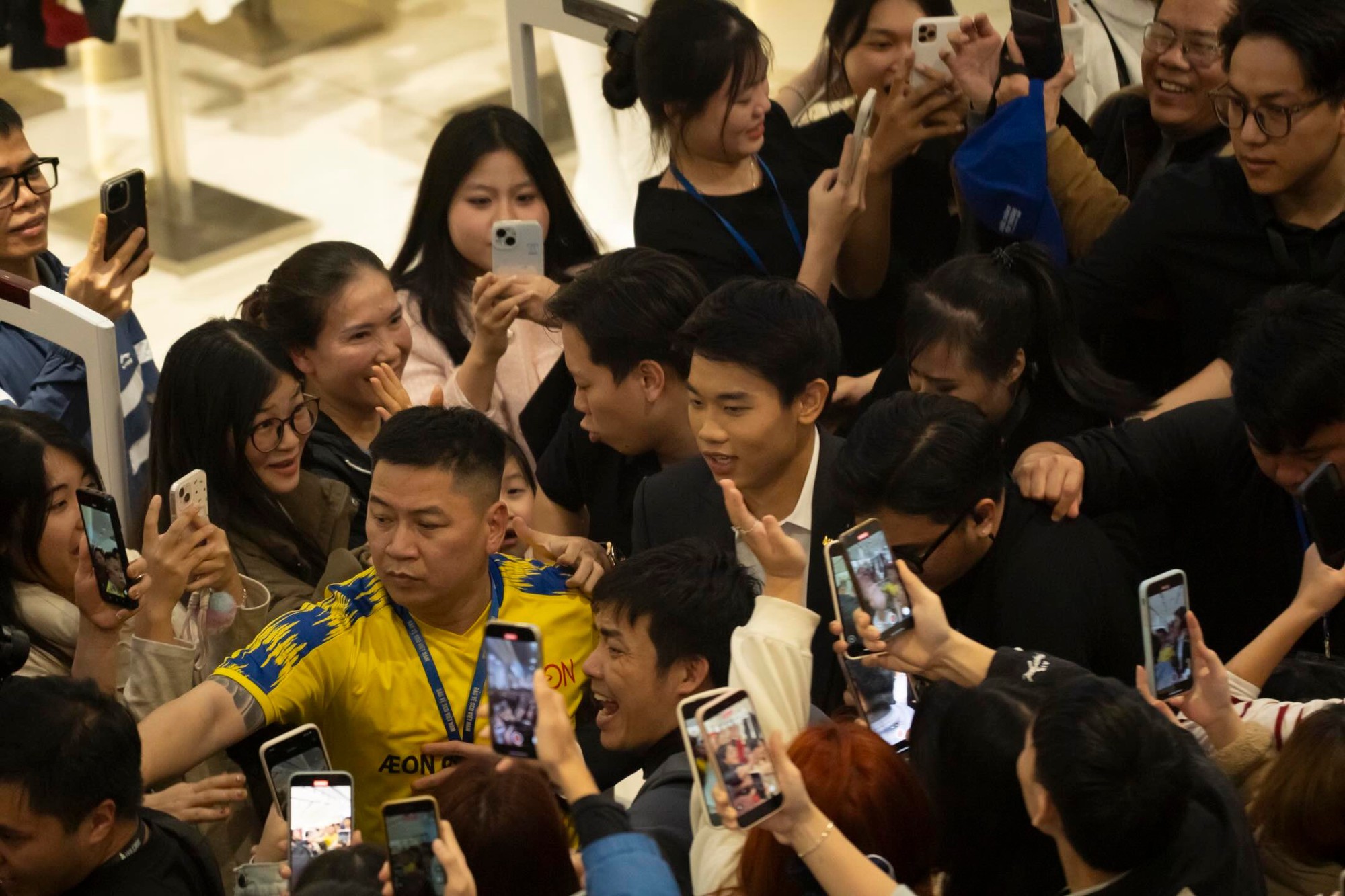 Video: Đình Bắc tháo chạy, đoàn người rầm rộ rượt đuổi như phim- Ảnh 1.