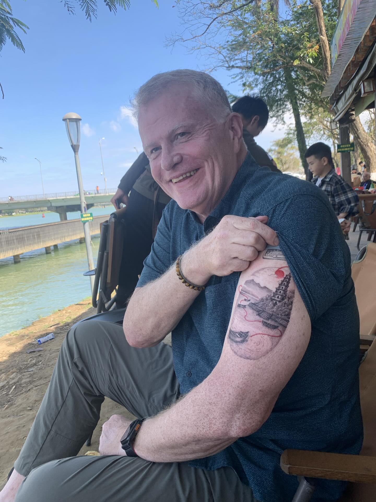 Khách Tây xăm một địa danh Việt Nam lên cánh tay: Gửi lời nhắn khiến nhiều người xúc động - Ảnh 1.