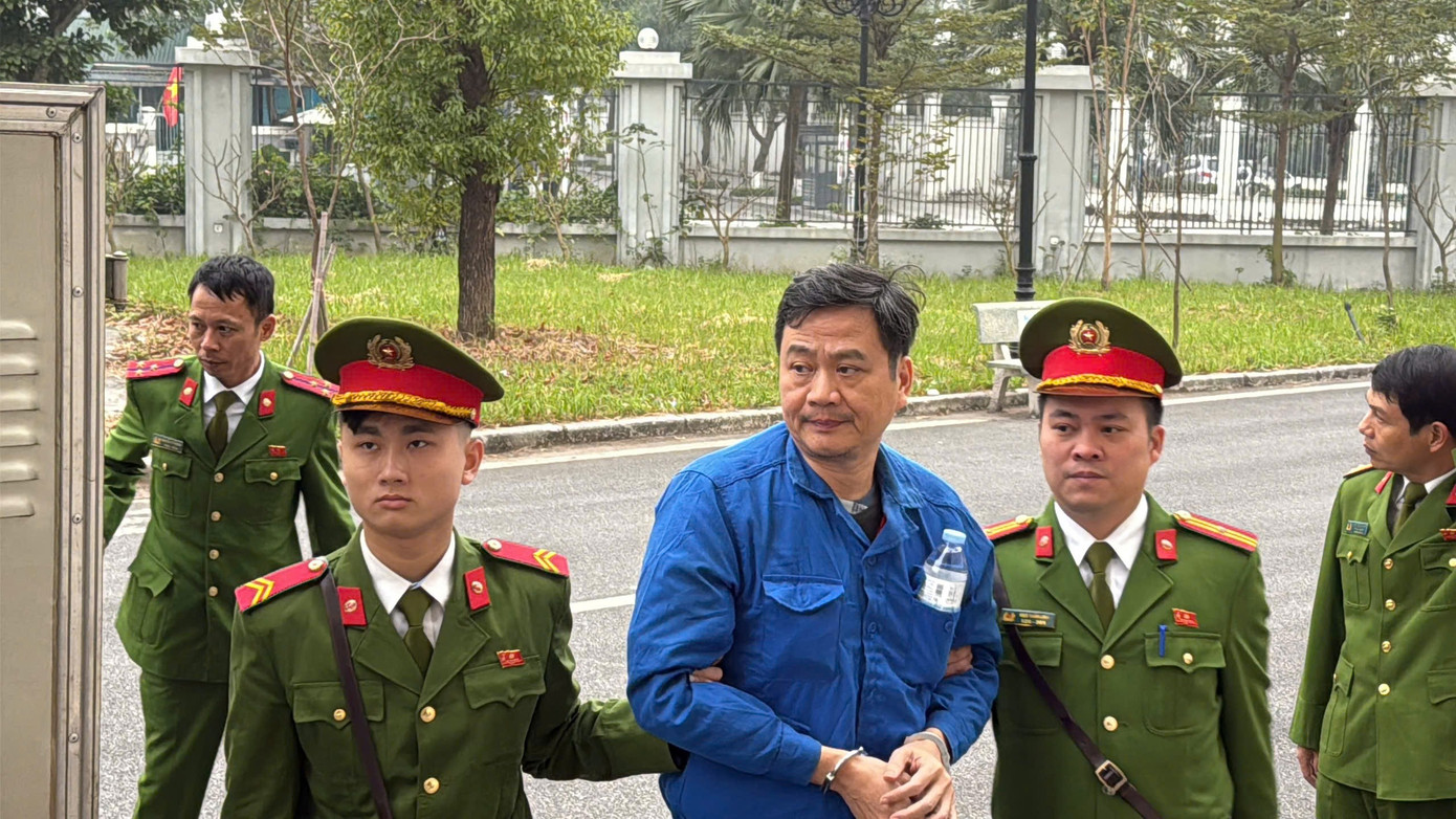 Cảnh sát dẫn giải cựu lãnh đạo VICEM đến tòa xét xử vụ án tham nhũng - Ảnh 2.