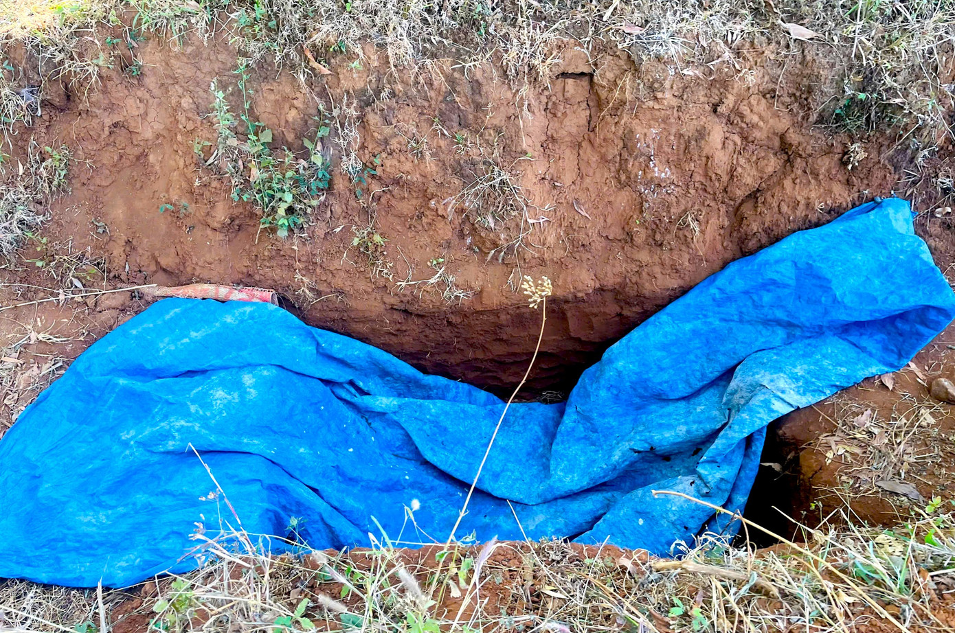 Vụ cướp ng&acirc;n h&agrave;ng Gia Lai: Ph&aacute;t hiện dấu vết đốt quần &aacute;o v&agrave; trang bị phi tang - Ảnh 4.