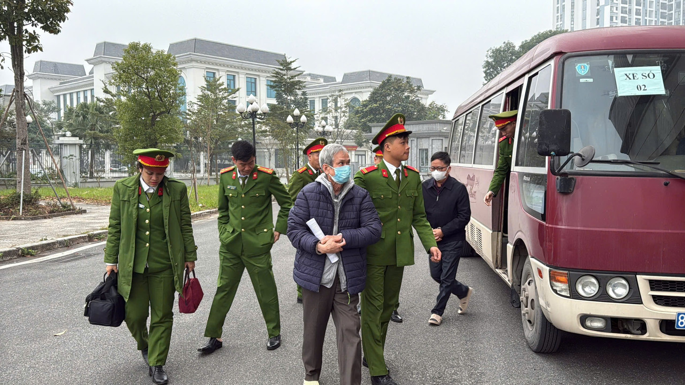 Cảnh sát dẫn giải cựu lãnh đạo VICEM đến tòa xét xử vụ án tham nhũng - Ảnh 6.