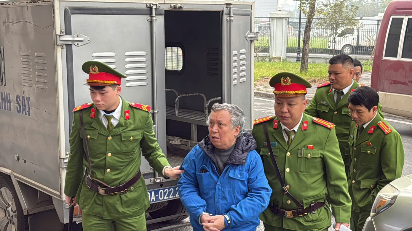 Cảnh sát dẫn giải cựu lãnh đạo VICEM đến tòa xét xử vụ án tham nhũng - Ảnh 3.