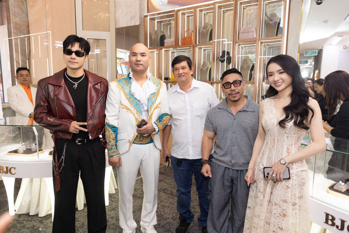 Chủ nhân hit 2 tỷ view tặng vòng kim cương cho á hậu, công khai ngỏ lời: "Làm vợ anh nhé!"- Ảnh 2.