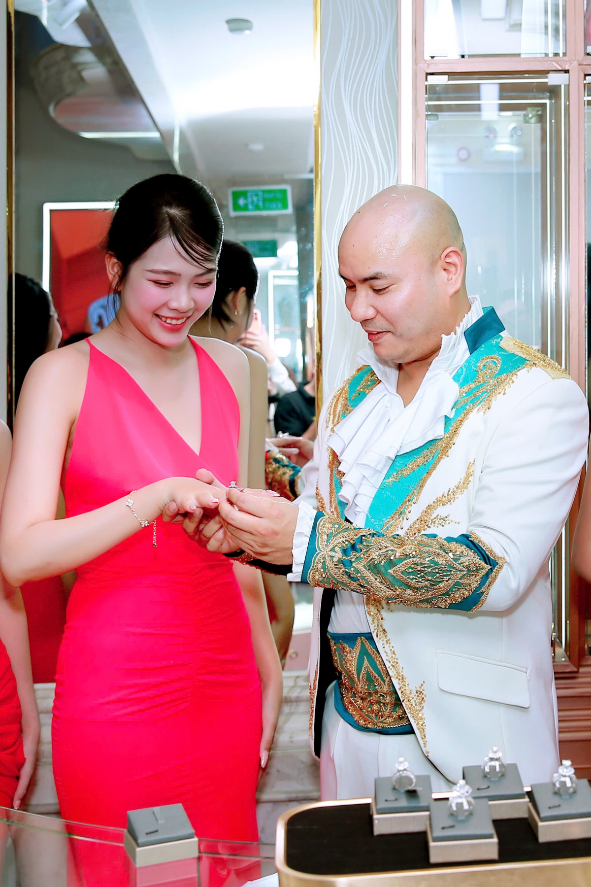 Chủ nhân hit 2 tỷ view tặng vòng kim cương cho á hậu, công khai ngỏ lời: "Làm vợ anh nhé!"- Ảnh 3.