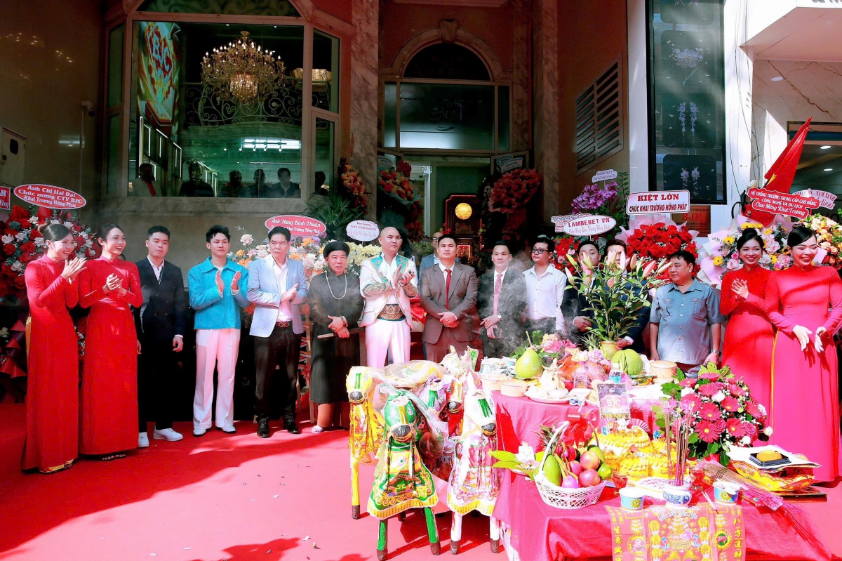 Chủ nhân hit 2 tỷ view tặng vòng kim cương cho á hậu, công khai ngỏ lời: "Làm vợ anh nhé!"- Ảnh 1.