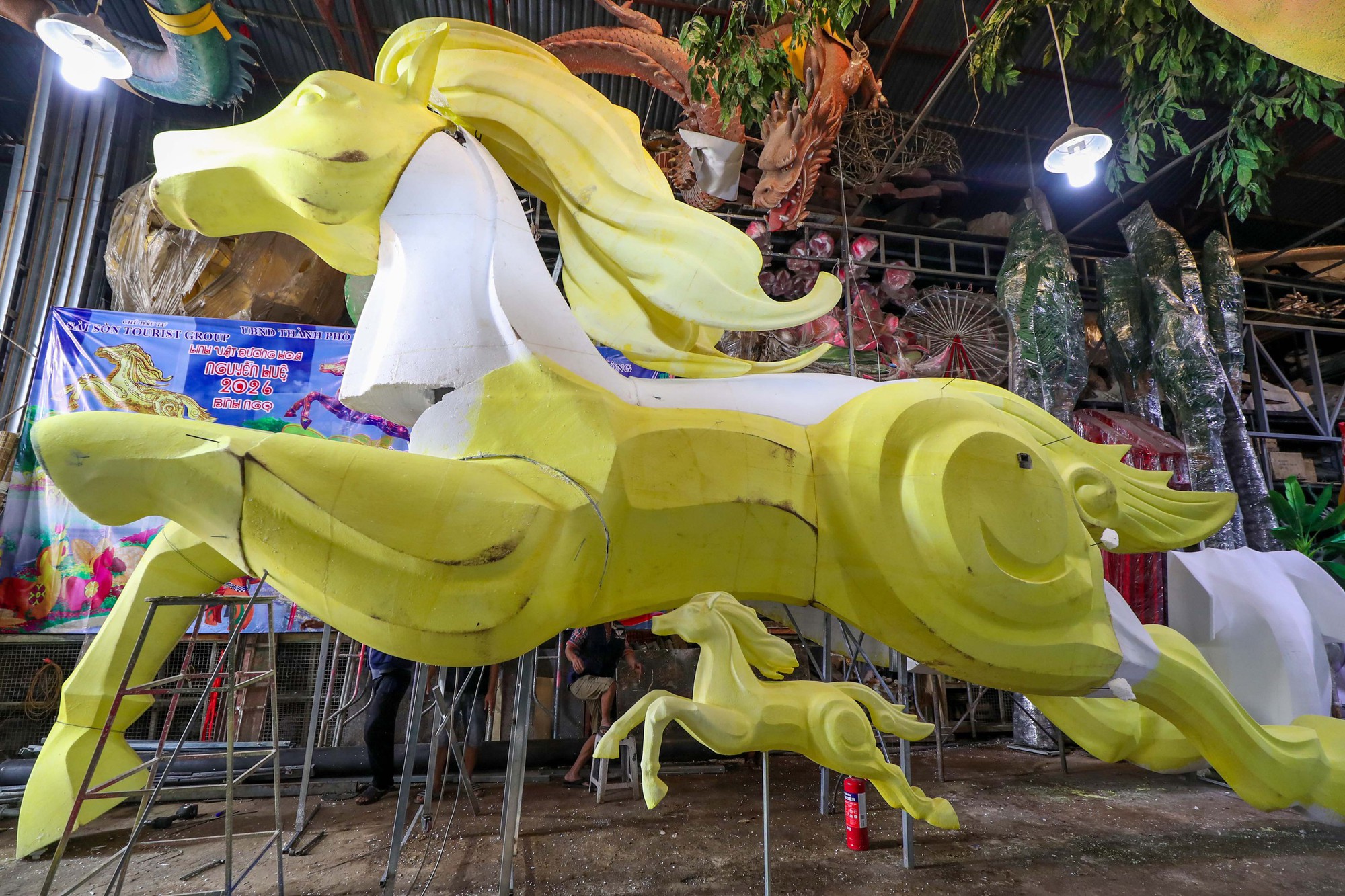 Lộ diện những linh vật ngựa ở Đường hoa Nguyễn Huệ Tết Bính Ngọ 2026 - Ảnh 4.