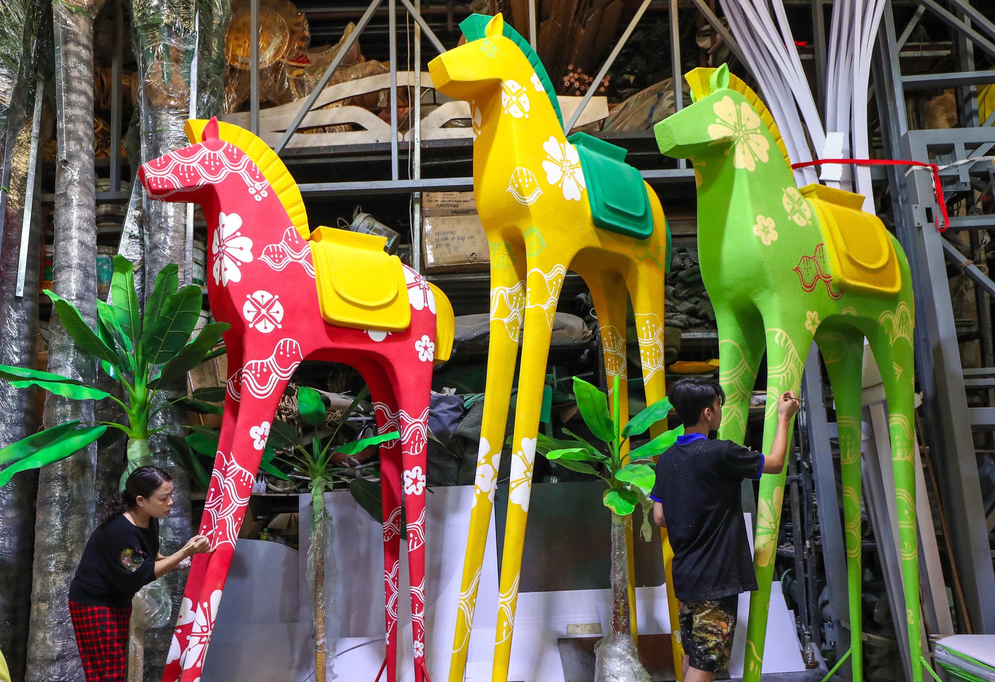 Cận cảnh linh vật ngựa trên đường hoa Nguyễn Huệ Tết Bính Ngọ 2026 - Ảnh 2.