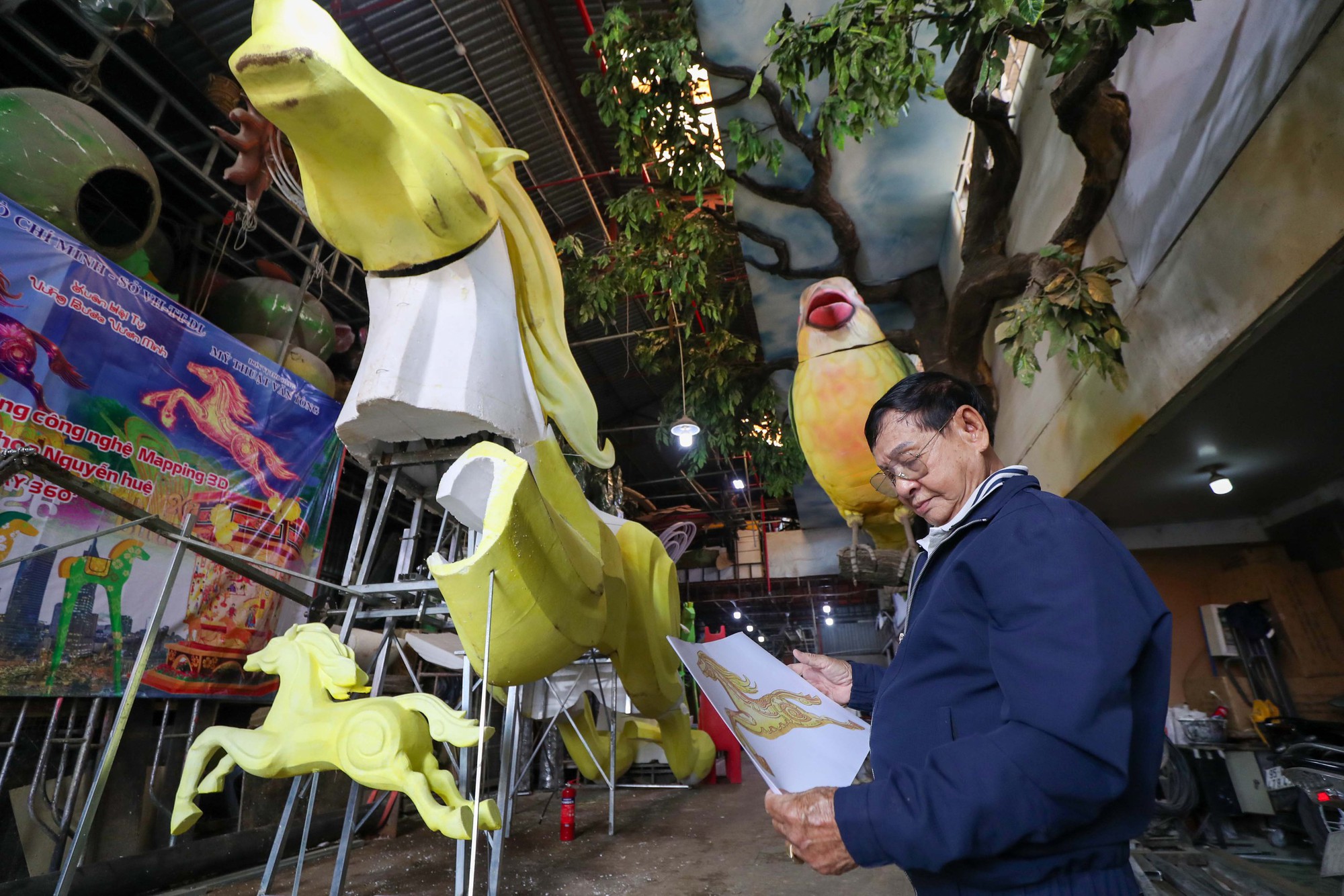 Cận cảnh linh vật ngựa trên đường hoa Nguyễn Huệ Tết Bính Ngọ 2026 - Ảnh 1.