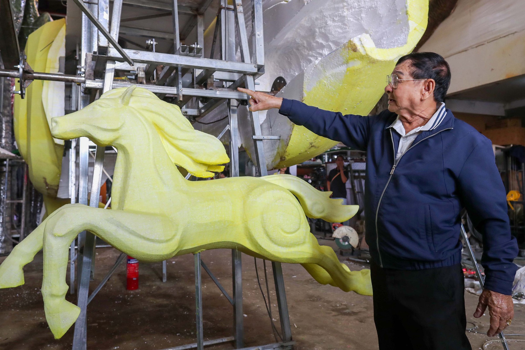 Cận cảnh linh vật ngựa trên đường hoa Nguyễn Huệ Tết Bính Ngọ 2026 - Ảnh 3.