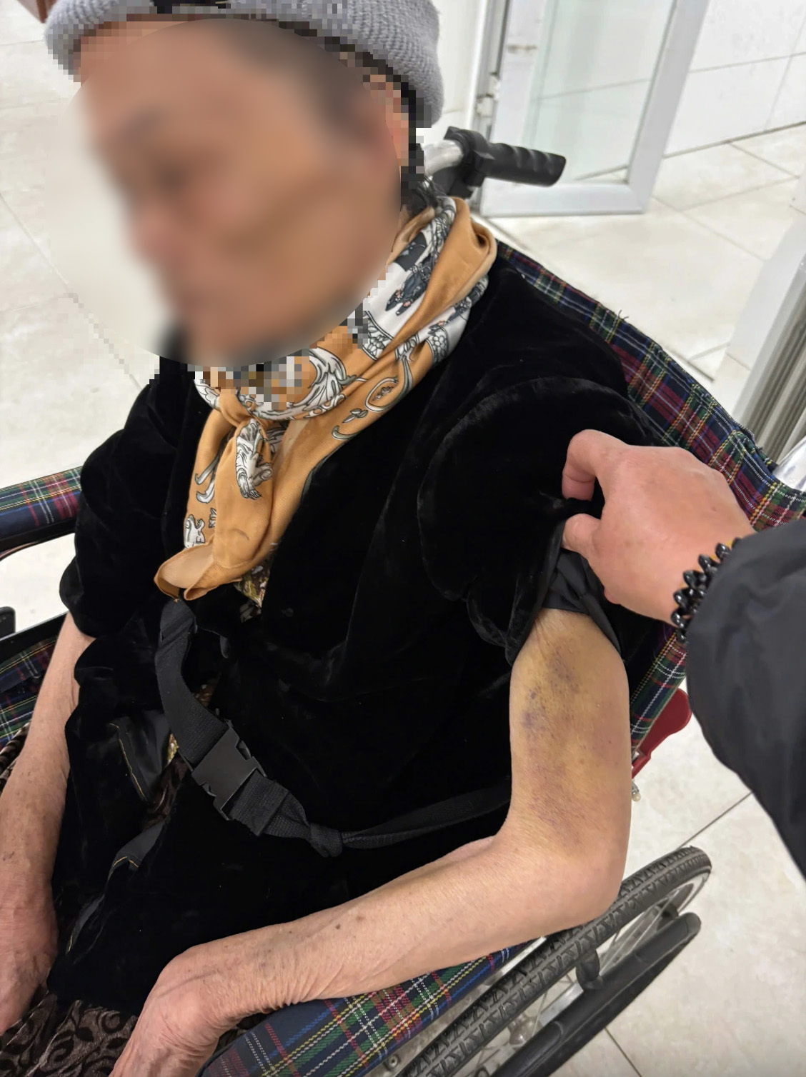 Vụ cụ bà 82 tuổi bị giúp việc hành hạ ở Hà Nội: Người con tiết lộ bất ngờ - Ảnh 3.