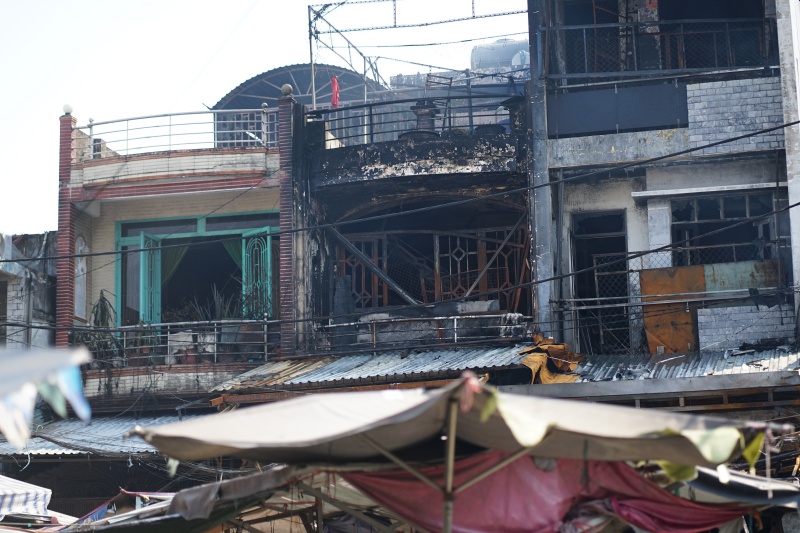 Hiện trường tan hoang chợ Nhị Thiên Đường và thiệt hại vụ cháy kinh hoàng sáng 26 / 1 - Ảnh 4. Hiện trường tan hoang chợ Nhị Thiên Đường và thiệt hại vụ cháy kinh hoàng sáng 26 / 1 - Ảnh 4.